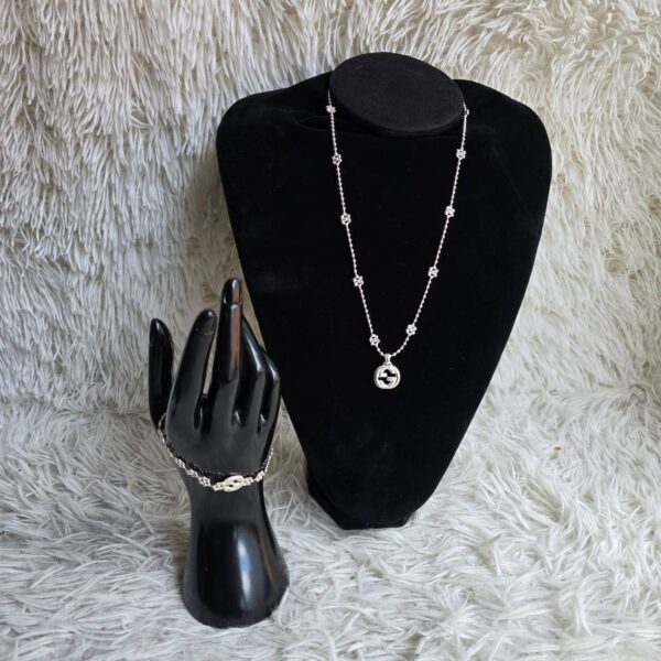 Interlocking pendant necklace