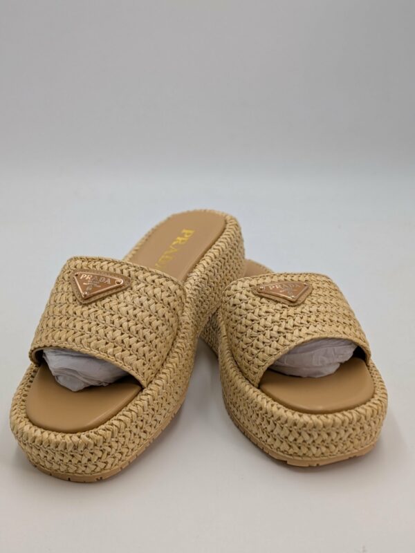 Crochet flatform slides